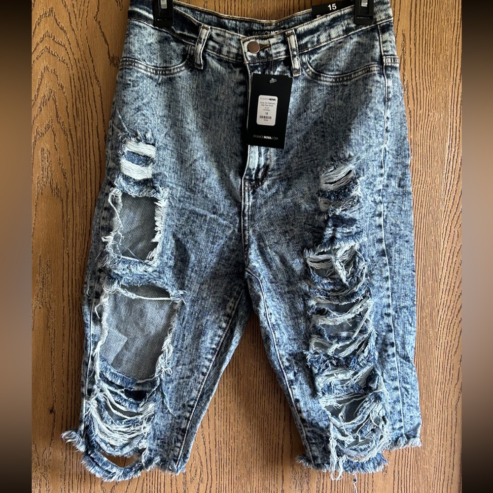 Net fashion nova capri/Bermuda shorts